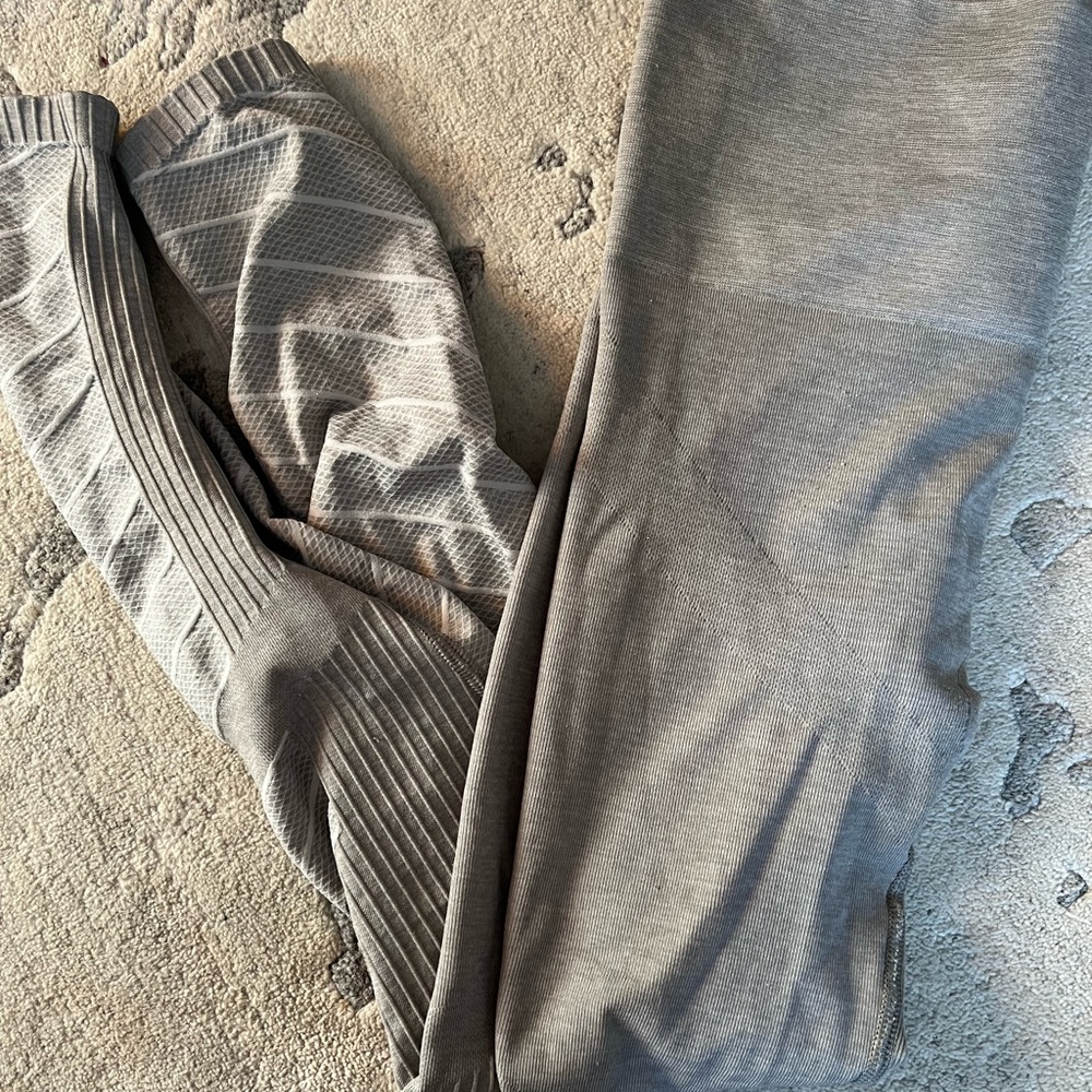 Blanqi maternity leggings size small. Grey.